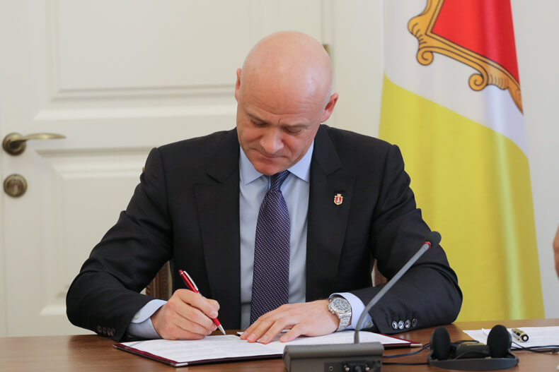 Мер Одесси Геннадій Труханов підписує Декларацію